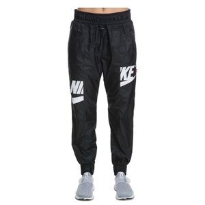 NIKE
WINDRUNNER PANTS
Women – Black/Obsidian/White
